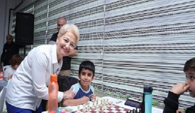 Burhaniye Belediyesi tarafından 23 Nisan Ulusal Egemenlik ve Çocuk Bayramı Satranç Turnuvası başladı