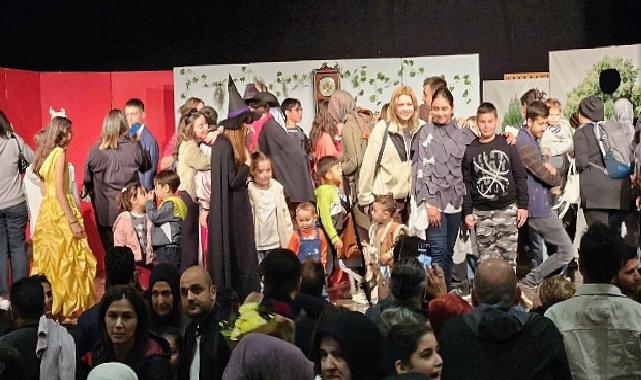 Gölcük Belediyesi kültür-sanat etkinlikleri kapsamında Kervansaray’da sahnelenen “Unutulan Kitap” adlı müzikal, çocuklara eğlenceli anlar yaşattı