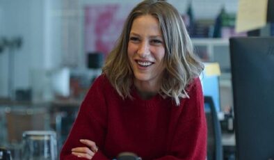 Netflix, Serenay Sarıkaya’ya Eşsiz Bir Kadronun Eşlik Ettiği Ece Yörenç İmzalı Kimler Geldi Kimler Geçti’nin Fragmanını Paylaştı