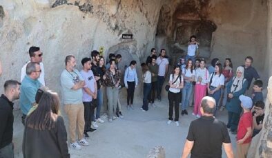 Nevşehir Hacı Bektaş Veli Üniversitesi (NEVÜ) Turizm Fakültesi öğrencileri, Kayaşehir ve Meryem Ana Kilisesi’ni gezdi