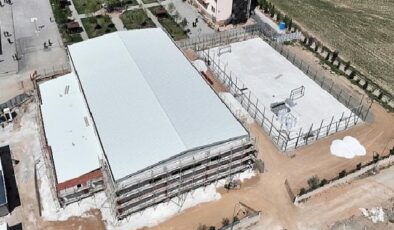 Selçuklu Belediyesi tarafından Selçuklu Fen Lisesi’ne kazandırılacak olan kapalı spor salonu ve suni çim sahanın yapımı devam ediyor