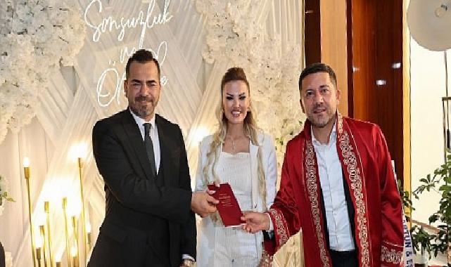 20 Temmuz İlkokulu öğrencilerinin mezuniyet programına katılan Belediye Başkanı Rasim Arı, daha sonra Büşra ve Özgür çiftlerinin nikah akitlerini kıydı