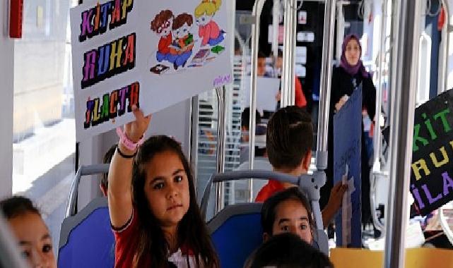 Antray küçük kitapseverleri ağırladı Öğrenciler tramvayda kitap okudu