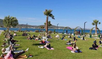 Burhaniye Özgürlük Parkı’nda bugün 08.30 itibarıyla alanında uzman eğitmenlerle sabah sporları başladı