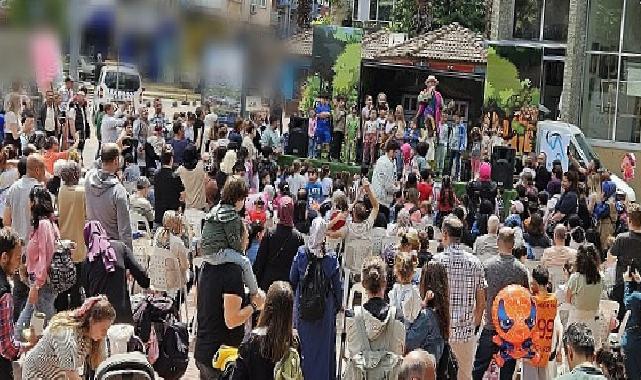 Gölcük Belediyesi kültür-sanat etkinlikleri kapsamında Değirmendere Çınarlık Meydanı’nda düzenlenen Çocuk Şenliği yoğun ilgi gördü