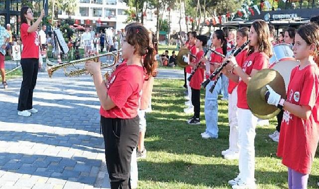 Kemer Belediyesi Gençlik Orkestrası’ndan mini konser