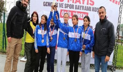 Küçükçekmece Belediyesi ve İlçe Milli Eğitim Müdürlüğü işbirliği ile okullar arası 19 Mayıs Gençlik ve Spor Bayramı kros yarışması düzenlendi