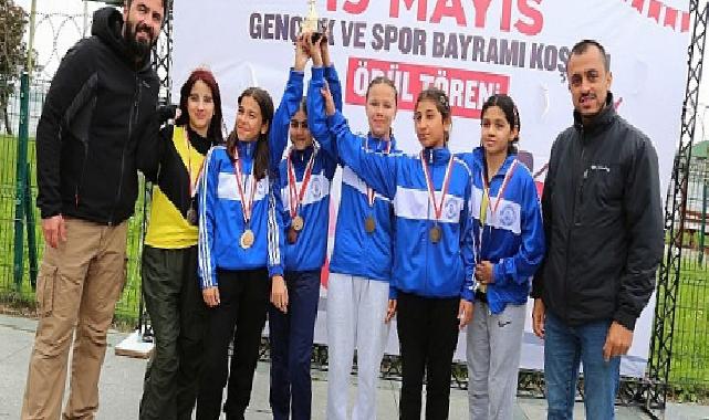 Küçükçekmece Belediyesi ve İlçe Milli Eğitim Müdürlüğü işbirliği ile okullar arası 19 Mayıs Gençlik ve Spor Bayramı kros yarışması düzenlendi