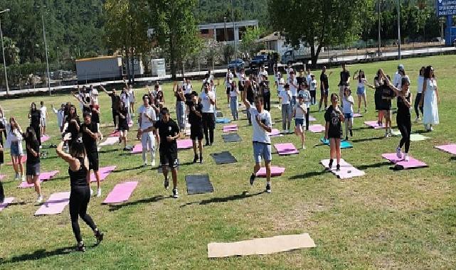 Öğrenciler açık havada yoga yaptı