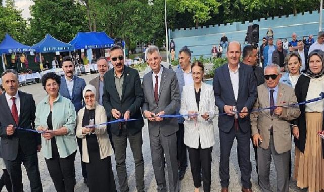 Rengarenk stantlarla dolu Gölcük Belediyesi 14. Bahar Şenliği, Kavaklı Sahili Amfi’de başladı