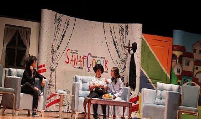 Selçuklu Belediyesi Sanat Akademisi’nde tiyatro eğitimi alan öğrencilerin sahneye aktardıkları “Paldır Güldür Şov” isimli tiyatro gösterisi bir kez daha izleyicilerden büyük beğeni aldı
