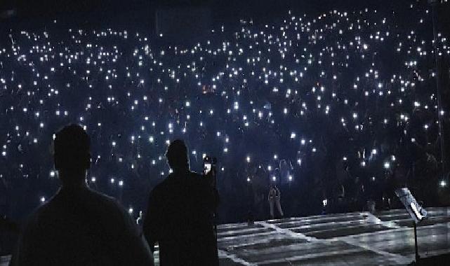 Sevilen müzik grubu Gece Yolcuları Dokuz Eylül Üniversitesi (DEÜ) Amfi Tiyatro’da üniversiteli hayranlarına unutulmaz bir gece yaşattı