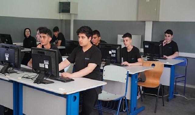 İETT, Tuzla Ahmet Yesevi Anadolu Lisesi’nin bilgisayar laboratuvarını yenileyerek öğrencilerin kullanımına sundu