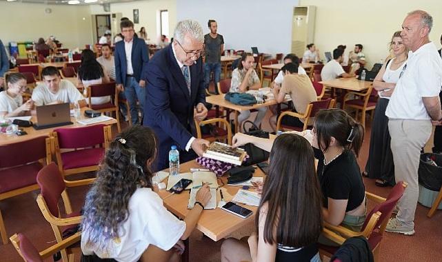 Rektör Prof. Dr. Budak, final sınavlarına hazırlanan öğrencilerle bir araya geldi