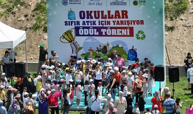 Selçuklu Belediyesi’nin toplumda sıfır atık bilinci oluşması adına düzenlediği “Okullar Arası Sıfır Atık Yarışması”nın ödül töreni gerçekleşti