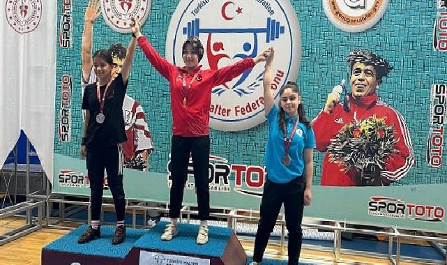 Nevşehir Belediyesi sporcuları, Bolu’da düzenlenen Minikler ve 15 Yaş Altı Ferdi Türkiye Halter Şampiyonası’nda 3 gümüş ve 1 bronz madalya kazandı